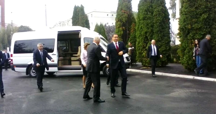 Victor Ponta a fost întâmpinat de primarul Marius Stan şi de prefectul Dorin Otrocol. Foto: Oana Cernat