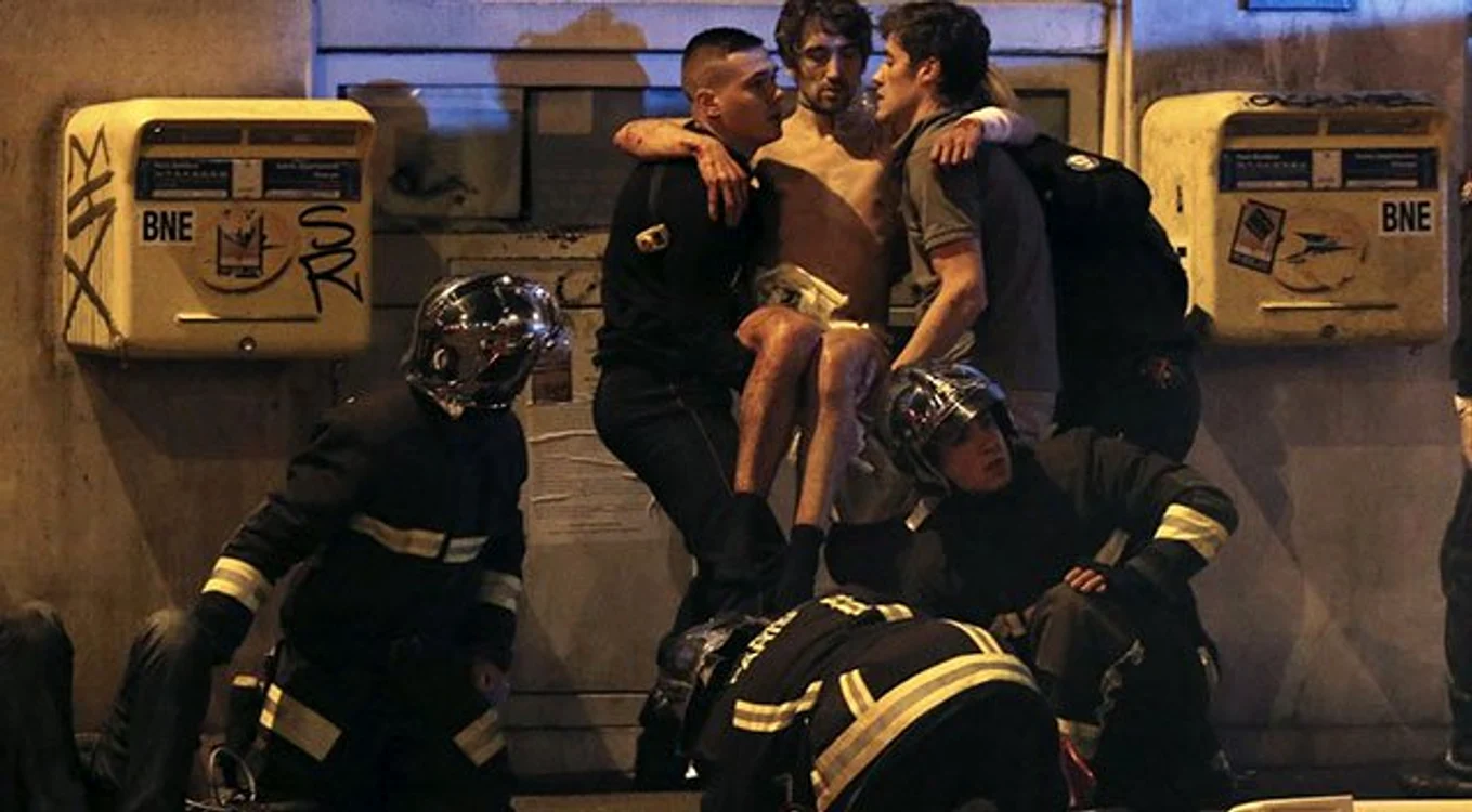 Victimele atacurilor teroriste din Paris au fost salvate de poliţie şi jandarmi de pe străziFoto: Twitter