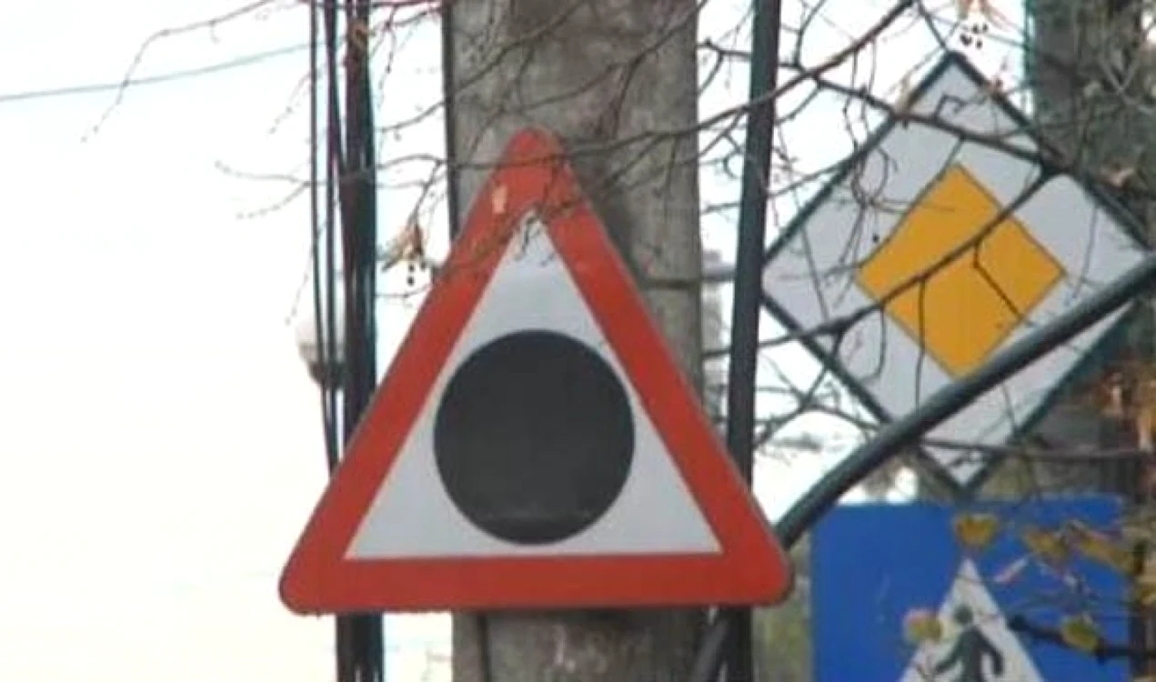 Cele mai noi semne de circulaţie. Mai multe indicatoare rutiere noi au apărut pe şosele în ultimii ani