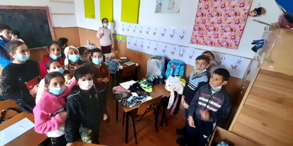 „Magazinul clasei” îi aduce la şcoală pe copiii din comunităţile sărace FOTO Elza Fejer