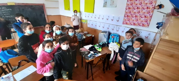 „Magazinul clasei” îi aduce la şcoală pe copiii din comunităţile sărace FOTO Elza Fejer