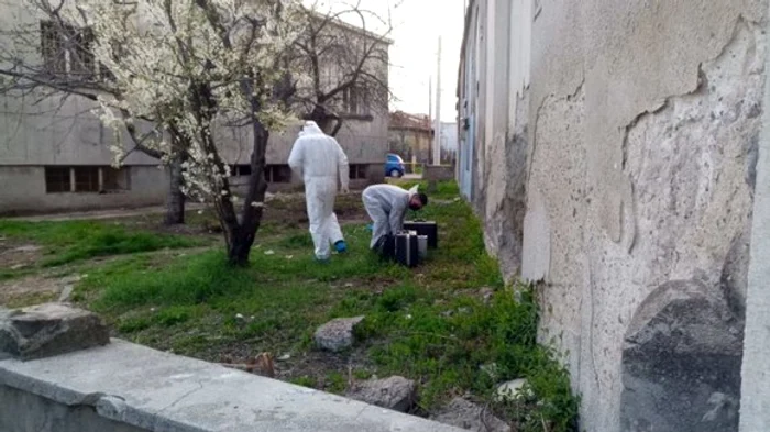 Polițiștii l-au adus pe suspectul Costache Ispas la reconstituireFoto: ziarulincomod.ro