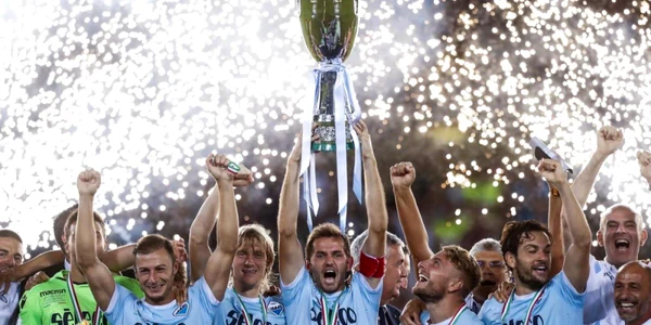 Jucătorii echipei Lazio se bucură de câştigarea Supercupei Italiei în faţa echipei Juventus. FOTO EPA