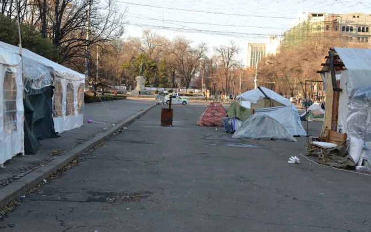 În Piaţa Marii Adunări Naţionale din Chişinău au rămas foarte puţine corturi. FOTO Alexandru Tarlev