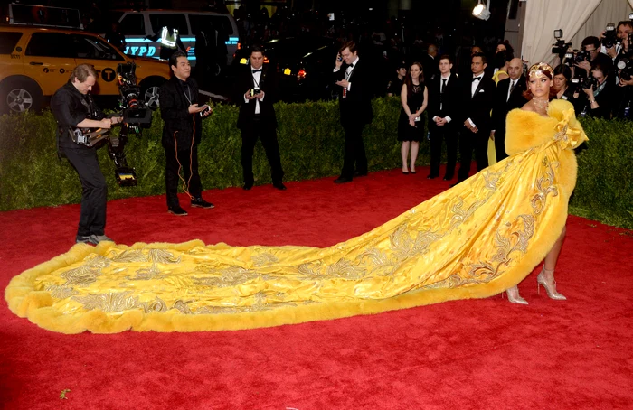 
    Rihanna (27 de ani) semăna cu o omletă în ţinuta Guo Pei  