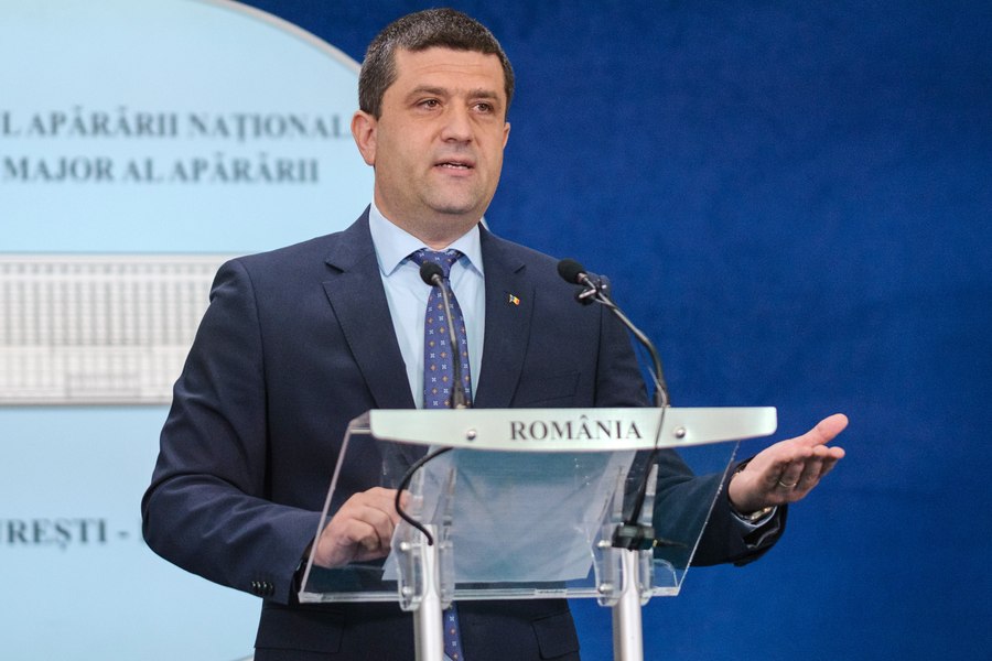 Comandantul unei unități militare își cumpăra adidași și tricouri din banii Armatei. Miruță: „Am găsit 100 litri de vin și carcasă de porc”