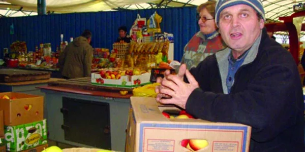 Viorel Balm vinde fructe în Piaţa Rogerius şi e mulţumit că a reuşit să scape de hoţi