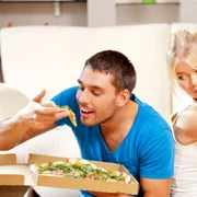 cuplu mananca diferit foto shutterstock