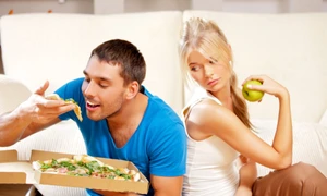 cuplu mananca diferit foto shutterstock