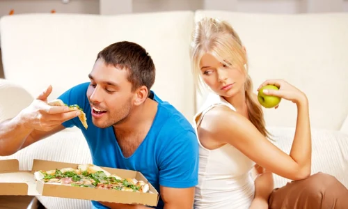 cuplu mananca diferit foto shutterstock