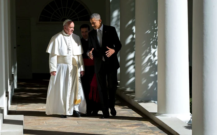 Barack Obama, într-o discuţie cu Papa Francisc. FOTO Pete Souza