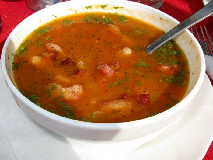 
    Copila a mâncat pe nerăsuflate o farfurie de ciorbă  