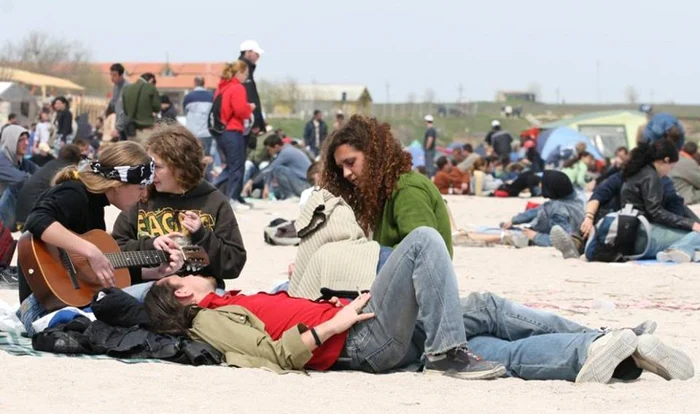 Tineri pe plaja de la Vama Veche, de 1 Mai FOTO Facebook 1 Mai@Vama Veche