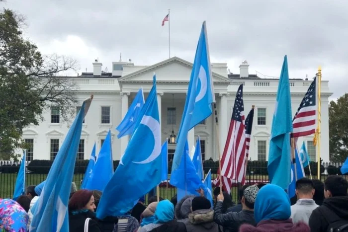 Steaguri uigure ale „Turkistanului de Est” (Xinjiang) şi ale SUA în faţa Casei Albe. Sursa: aljazeera.com