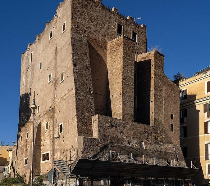 O parte din turnul medieval de lângă Colosseum s-a prăbușit la Roma, în timpul unor lucrări de renovare. Un muncitor român, prins sub dărâmături