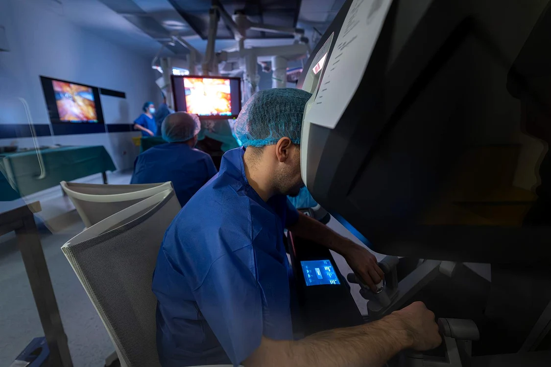 premiera in romania o interven ie robotica pentru cancerul de prostata realizata la baneasa tumor center hospital introduce o tehnica avansata de verificare a siguran ei oncologice in timpul opera iei jpg