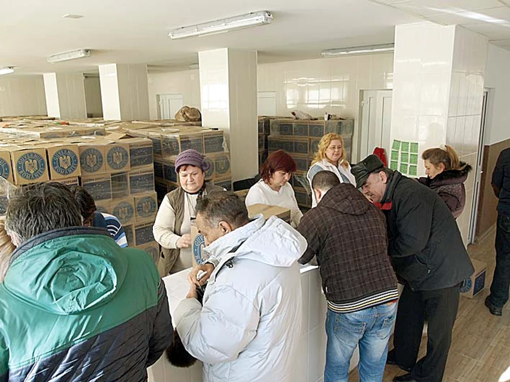 Sectorul 4. Ajutoarele se distribuie  non-stop la Colegiul  „Miron Nicolescu”  (Bd. Metalurgiei 89)