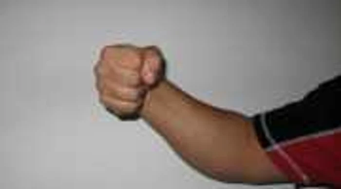 Arad: Adolescentă torturată de concubinul mamei
