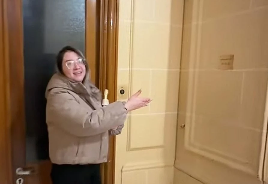 „Nu mi-au spus că o să intru în Harry Potter”. Experiența unei românce care a găsit o ușă secretă spre apartamentul rezervat la Paris