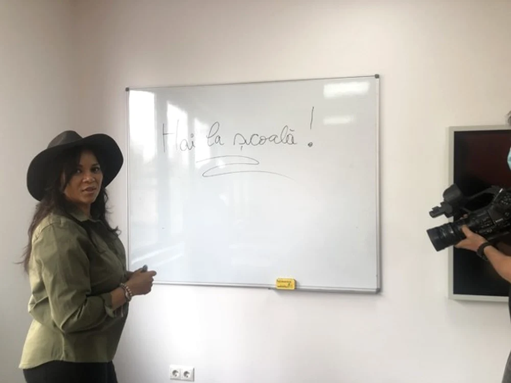 Nadine este în ultimul an de liceu la fără frecvenţă