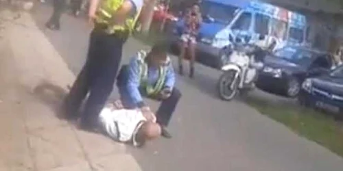 Cei doi poliţişti se luptă cu un bărbat de 40 de ani din Turnu Severin