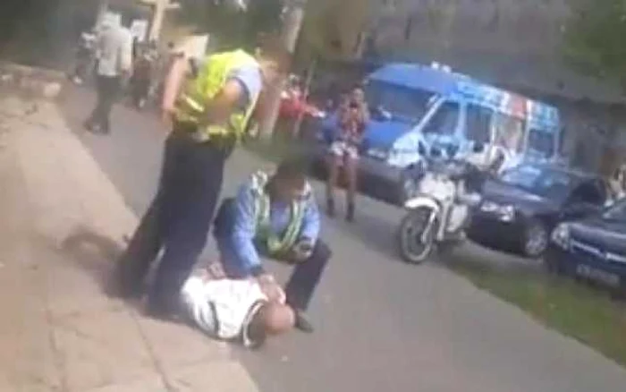 Cei doi poliţişti se luptă cu un bărbat de 40 de ani din Turnu Severin Foto: captură video