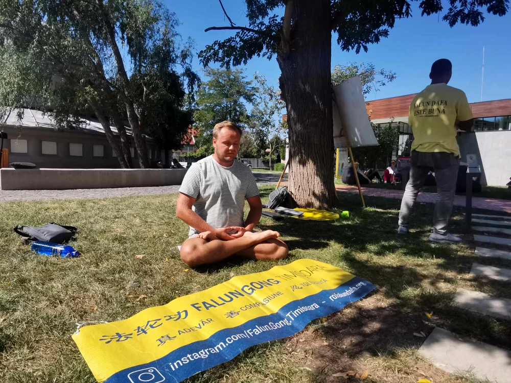 Exerciții de Falun Dafa FOTO Ștefan Both
