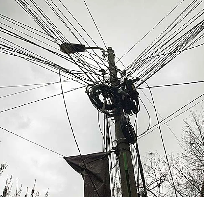 Role de cabluri, tuburi cu  tot felul de componente şi o mulţime de fire, acoperă în întregime stâlpii