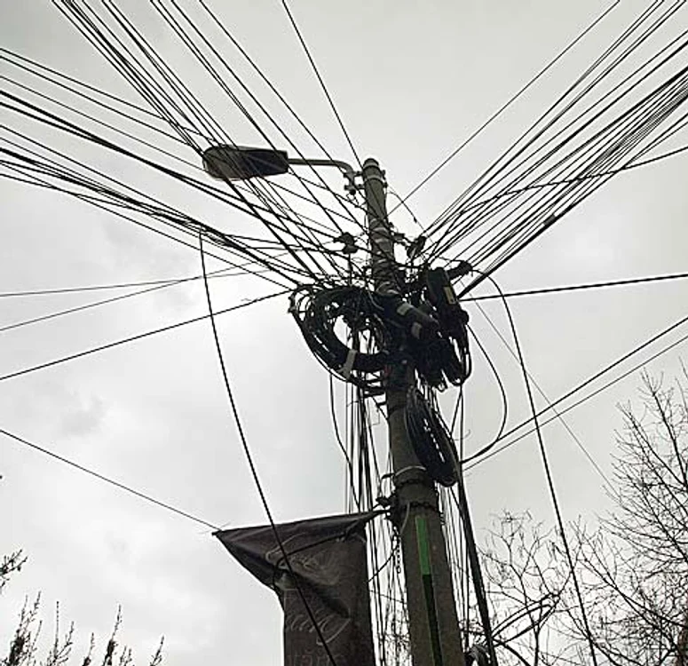 Role de cabluri, tuburi cu  tot felul de componente şi o mulţime de fire, acoperă în întregime stâlpii