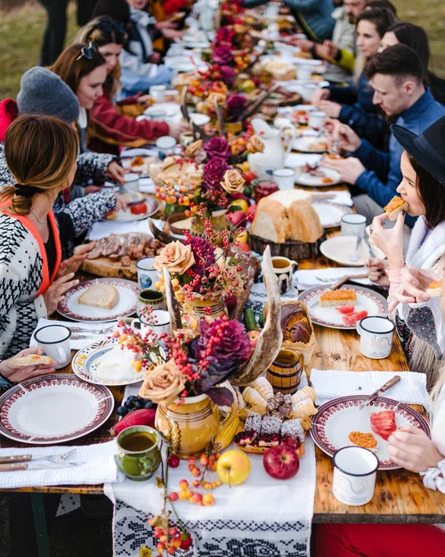 Masa care Unește oamenii Foto Bloom The World