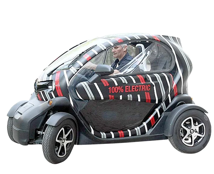 Această maşinuţă se numeşte  ZOE şi e 100% electrică