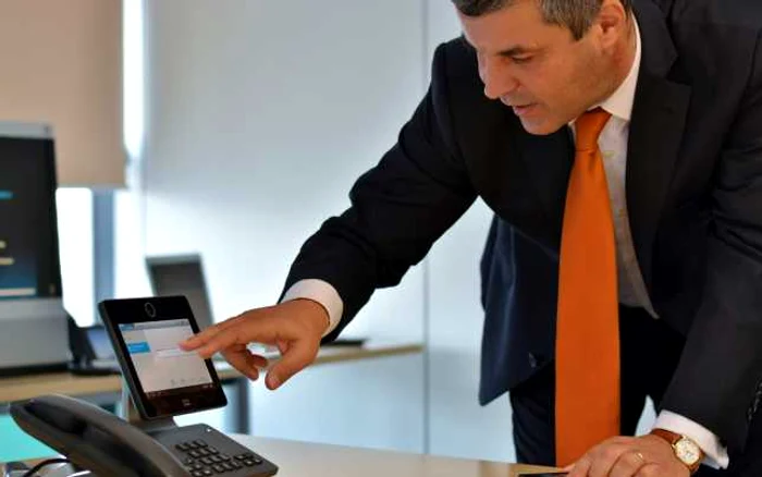 Răzvan Atimariti, Collaboration PSS Cisco Europa de Sud-Est, a demonstrat cum apelurile sunt preluate de pe telefonul mobil pe cel fix, de birou. FOTO Răzvan Băltăreţu/Adevărul