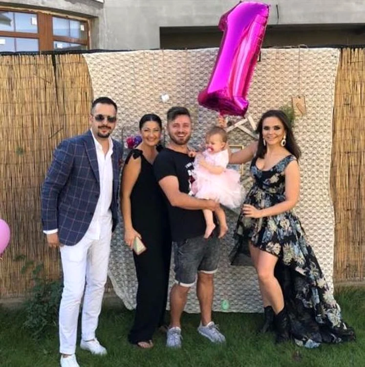 Gabriela Cristea, Tavi Clonda și micuța Victoria, alături de nașii ei, Mădălin Ionescu și Cristina Șișcanu