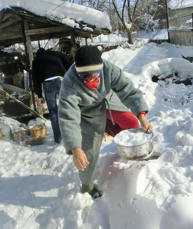 Sătenii  se aprovizionează  cu zăpadă din curte 
