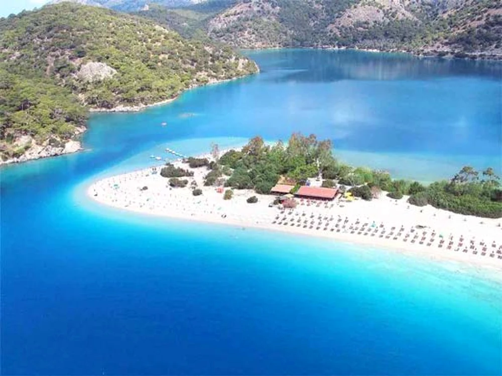 Cele mai frumoase locuri din Turcia: Ölüdeniz. Plaja este faimoasa pentru nuanţele sale turcoaz