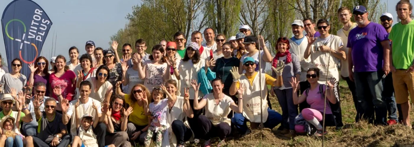 Copii și voluntari la plantat de copaci FOTO viitorplus.ro