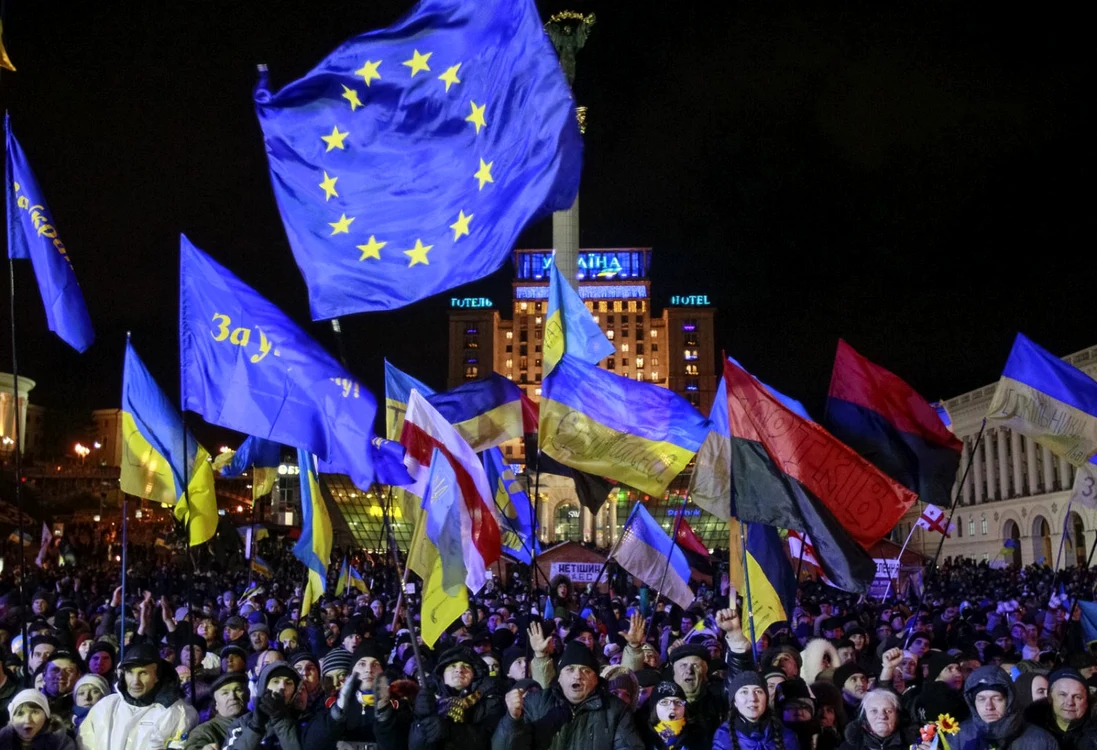 Steagul Uniunii Europene a fost fluturat în timpul protestelor din Kiev din decembrie 2013 FOTO Reuters/Gleb Garanich