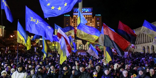 Steagul Uniunii Europene a fost fluturat în timpul protestelor din Kiev din decembrie 2013 FOTO Reuters/Gleb Garanich