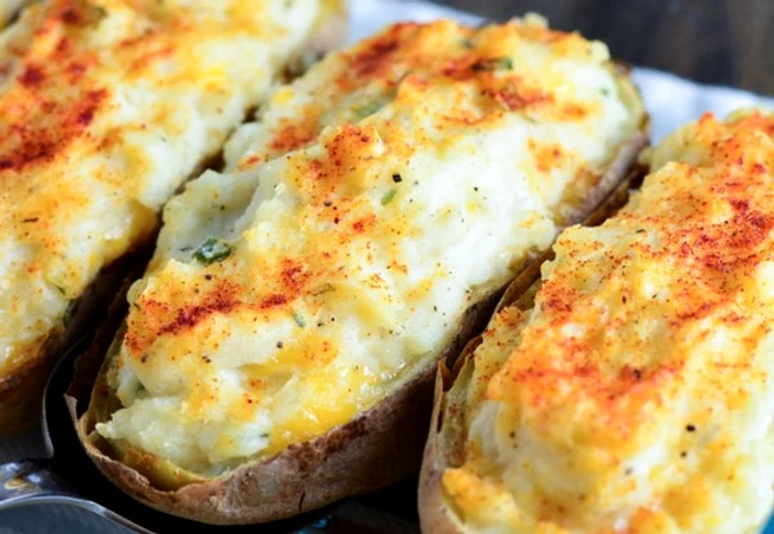 
    Acesti cartofi sunt copti de două ori, iar rezultatul final e un deliciu.clickpoftabuna.ro  