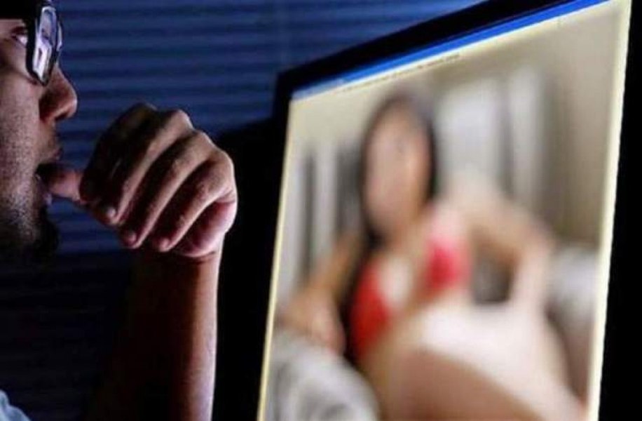 Copile învățate să producă materiale pornografice. Pedofilul distribuia imaginile pe canale de comunicație criptate