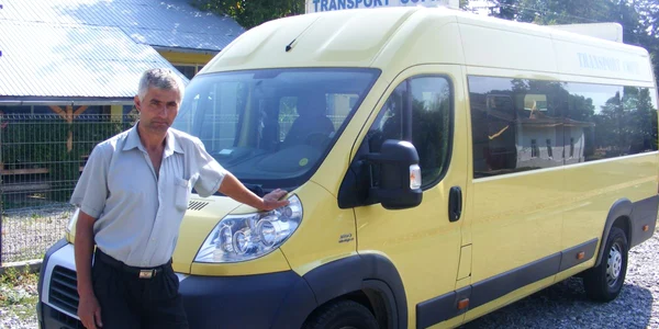 microbuzul şcolar tras pe dreapta în localitatea Ilovăţ