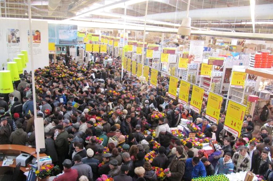Aglomeraţia cauzată de restrângerea orarului magazinelor e o invitaţie pentru răspândirea virusului. FOTO Fanatik
