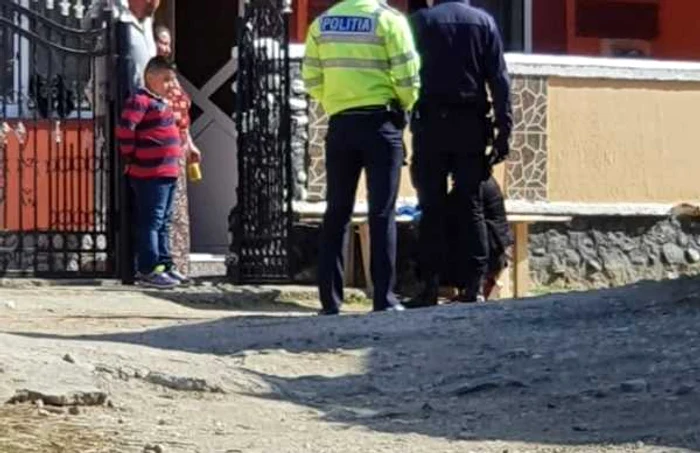 Poliţiştii verifică acasă persoanele aflate în izolare