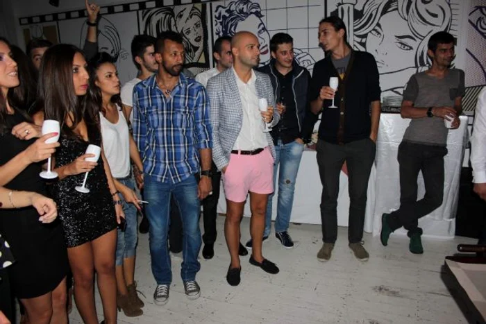 Oana şi Kamara, la aniversarea lui Marius din trupa Datina