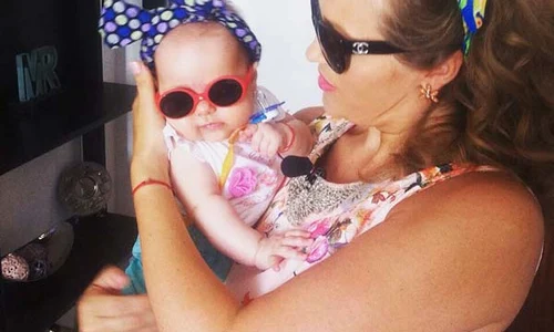 Mirela îşi alăptează în fiecare zi fetiţa la muncă  jpeg