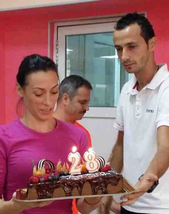 
    Cătălina Ponor şi-a sărbătorit ziua de naştere cu tort şi voie bunăFoto: arhiva personală  