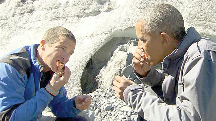 ... Grylls îl linişteşte şi  gustă el primul, apoi mănâncă amândoi