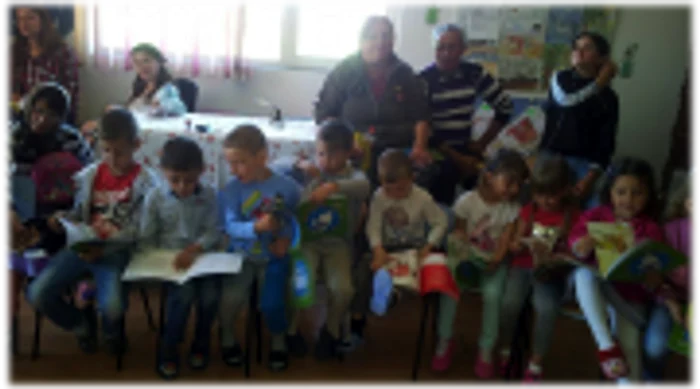 Caravana Poftă de carte va ajunge la copii defavorizaţi din toate cele 41 de judeţe ale ţării până la finalul anului acesta şcolar