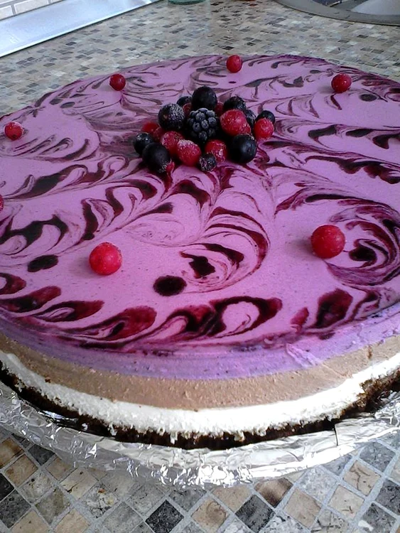 Tort cu mousse de ciocolata şi fructe