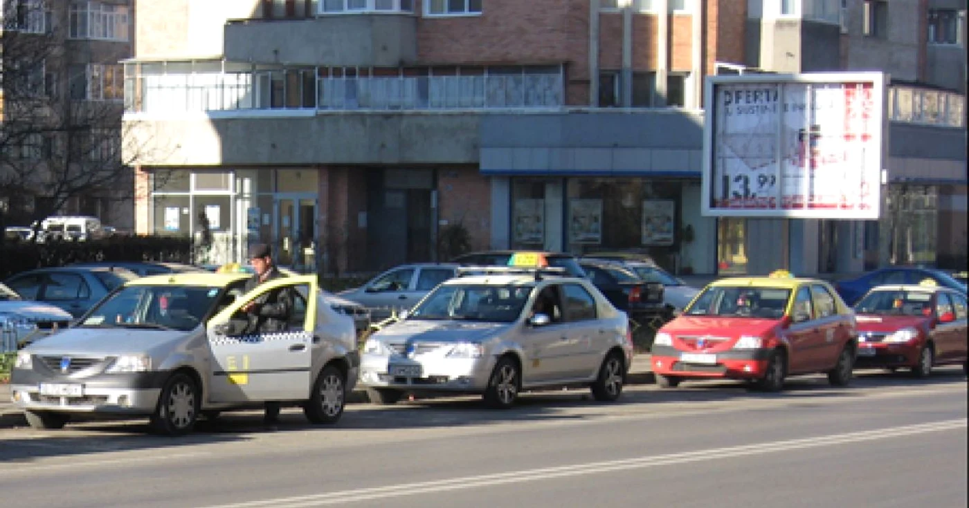 Taximetriştii aşteaptă la marginea şoselei şi câteva ore până să plece într-o cursă